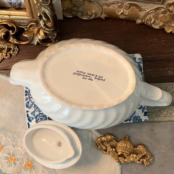 Arthur Wood & Son Elegant White Teapot with Gold Trim - Picture 7 of 8